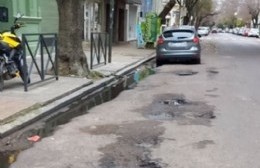 Los pozos impiden el estacionamiento en un sector céntrico platense
