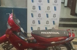 Robaron una moto y se escondieron en el pastizal