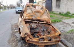 4 y 76: Reclamo de vecinos para que saque un auto incendido