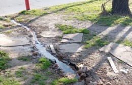 Continúan las pérdidas de agua que decantan sobre la avenida 80